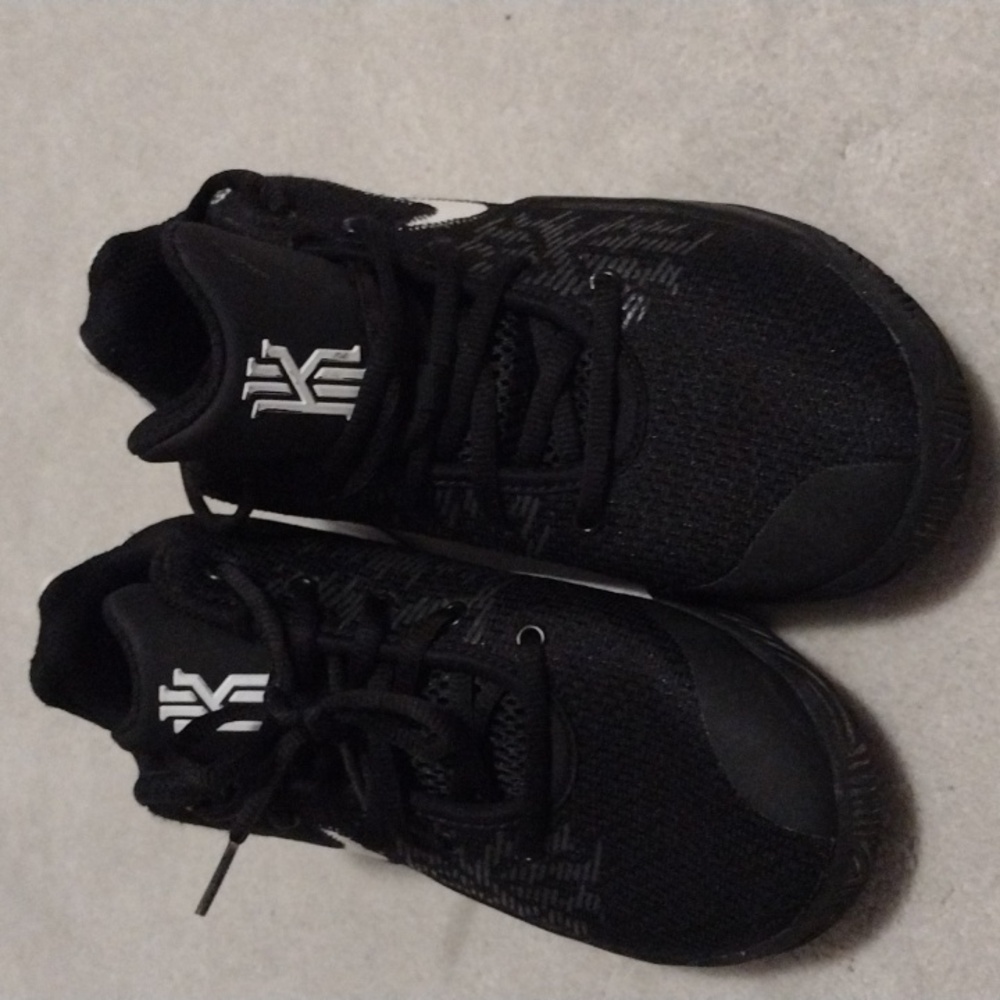 Boys Nike sneakers Keyrie 11 size 4.5